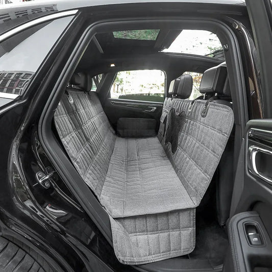 Vedenpitävä koirasetti turvalliseen ja kuivaan matkustamiseen autossa