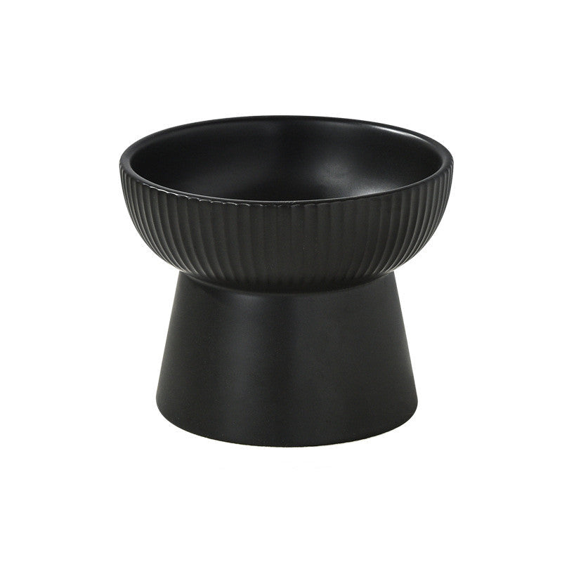 Nyrkinmuotoinen lemmikin ruokakuppi lisämukavuutta varten