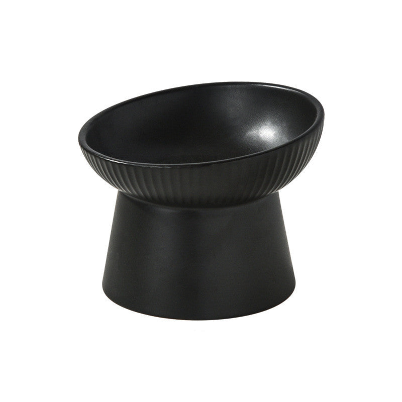 Nyrkinmuotoinen lemmikin ruokakuppi lisämukavuutta varten