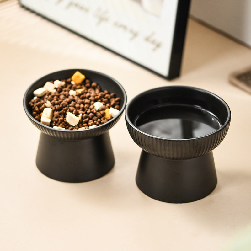 Nyrkinmuotoinen lemmikin ruokakuppi lisämukavuutta varten